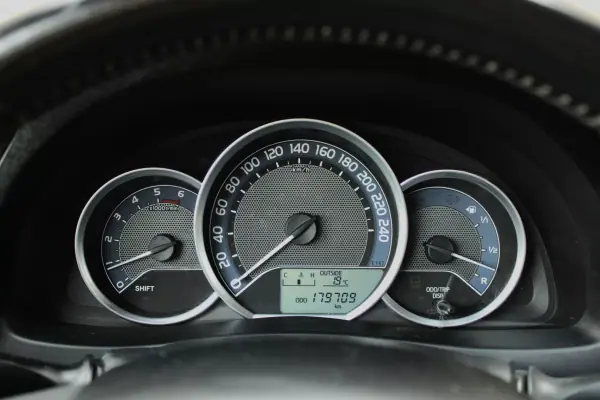 Toyota Auris 2012 - 11500 EUR, 179433 km - AUTO.MOTO.pt - 179433km - foto 31 de 34