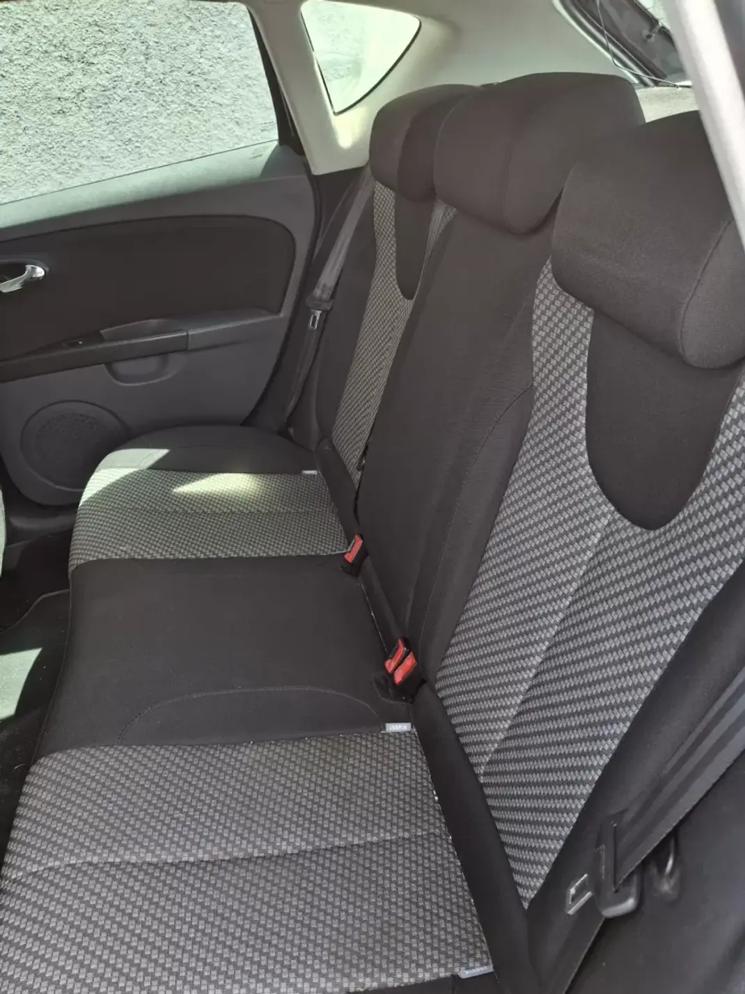 SEAT Leon 2012 - 6950 EUR, 280000 km - AUTO.MOTO.pt - 280000km - foto 8 de 11