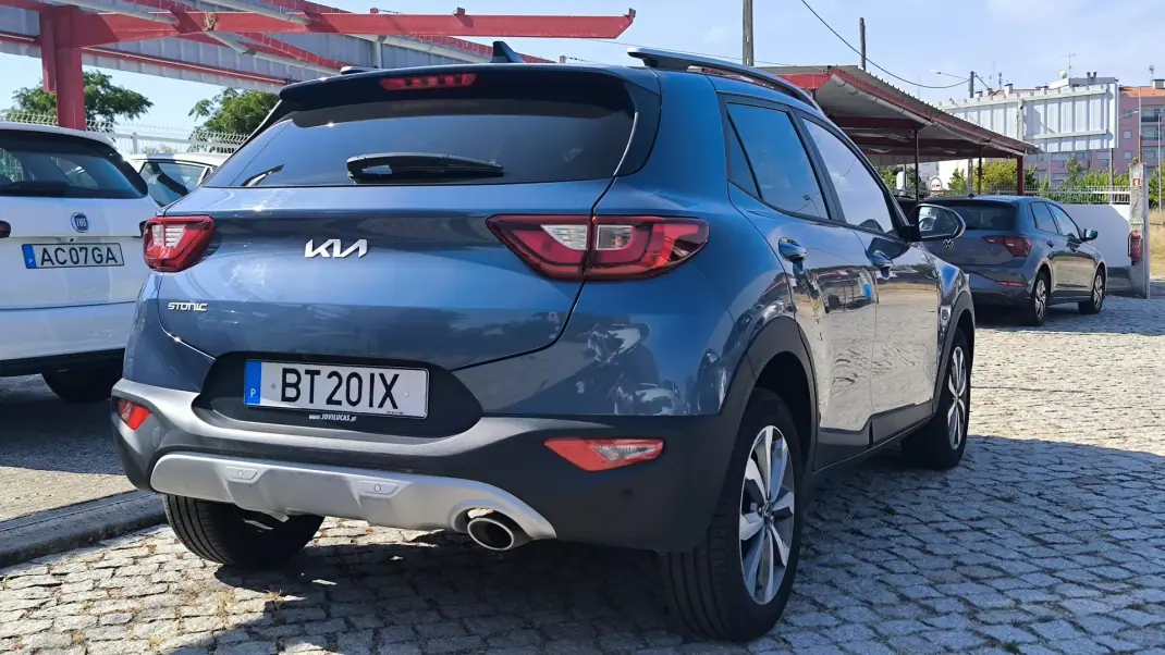 Kia Stonic 2025 - 17490 EUR, 15360 km - AUTO.MOTO.pt - 15360km - foto 4 de 9