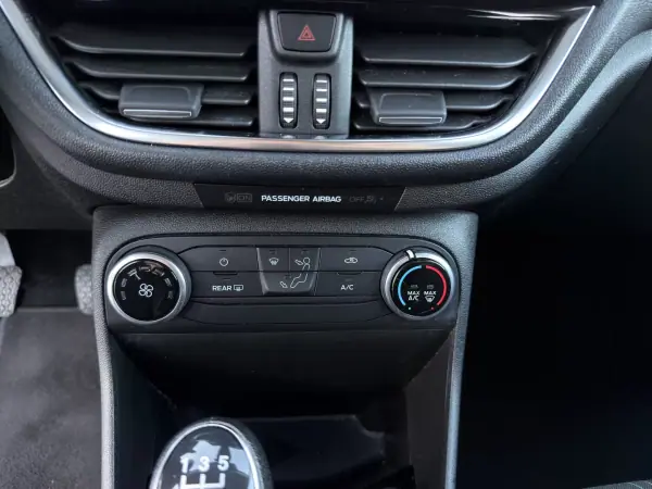 Ford Fiesta 2018 - 10500 EUR, 138071 km - AUTO.MOTO.pt - 138071km - foto 16 de 21