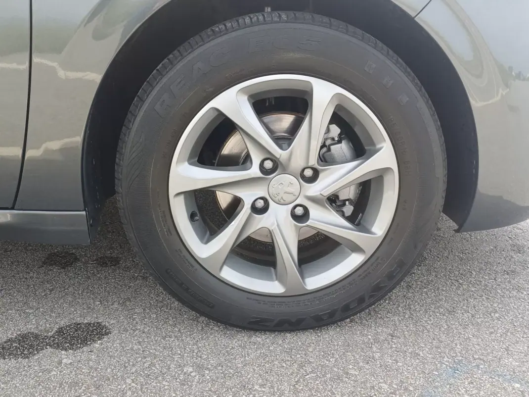 Peugeot 208 2015 - 9900 EUR, 149570 km - AUTO.MOTO.pt - 149570km - foto 15 de 15