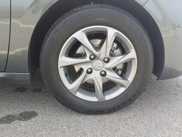 Peugeot 208 2015 - 9900 EUR, 149570 km - AUTO.MOTO.pt - 149570km - foto 15 de 15