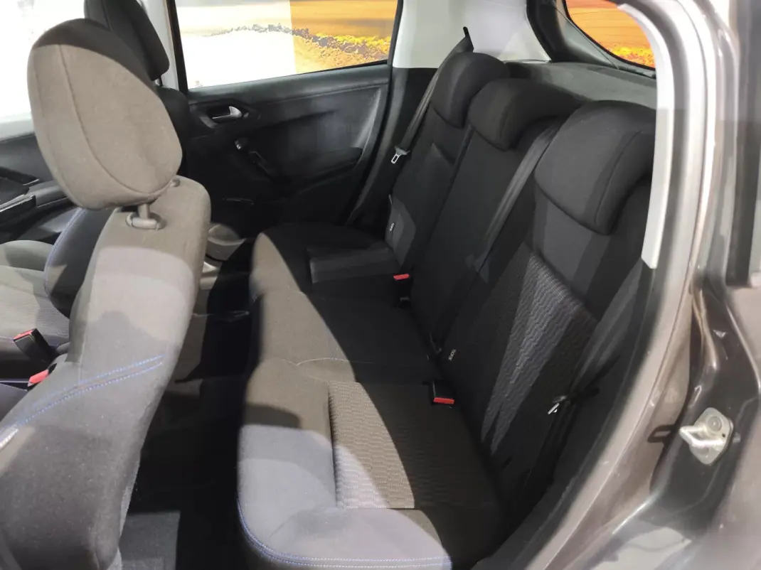 Peugeot 208 2019 - 10300 EUR, 58000 km - AUTO.MOTO.pt - 58000km - foto 19 de 25