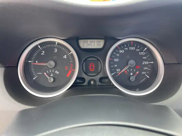 Renault Mégane Cabrio 2008 - 6950 EUR, 255883 km - AUTO.MOTO.pt - 255883km - foto 11 de 12