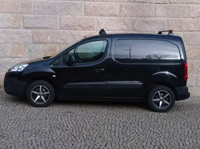 Peugeot Partner 2010 - 9990 EUR, 117500 km - AUTO.MOTO.pt - 117500km - foto 5 de 12