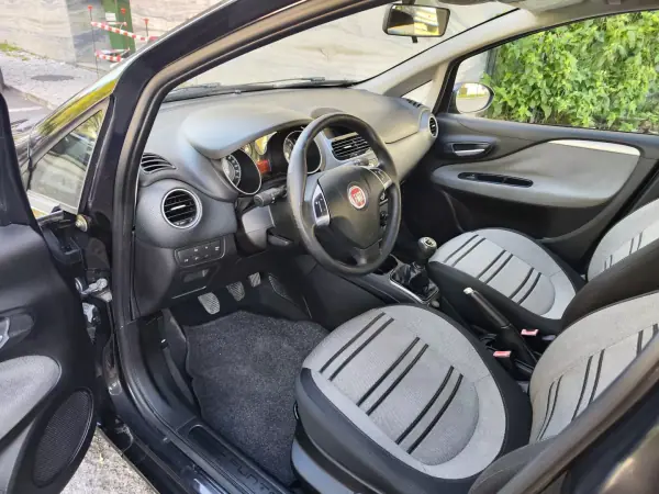 Fiat Punto Evo 2011 - 5780 EUR, 148000 km - AUTO.MOTO.pt - 148000km - foto 23 de 38