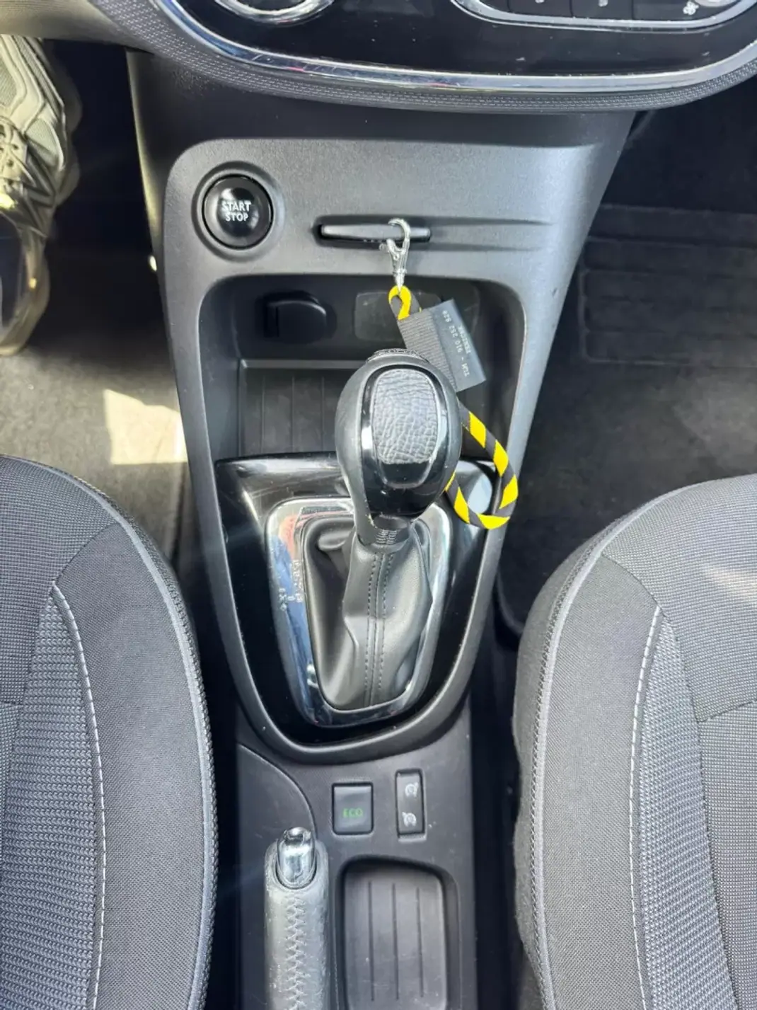 Renault Captur 2015 - 14900 EUR, 164000 km - AUTO.MOTO.pt - 164000km - foto 8 de 17