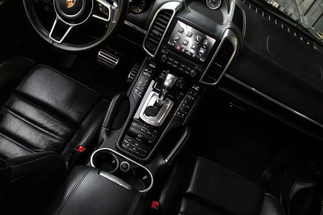 Porsche Cayenne 2016 - 42900 EUR, 139769 km - AUTO.MOTO.pt - 139769km - foto 43 de 49