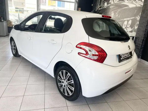 Peugeot 208 2013 - 7600 EUR, 235844 km - AUTO.MOTO.pt - 235844km - foto 3 de 19