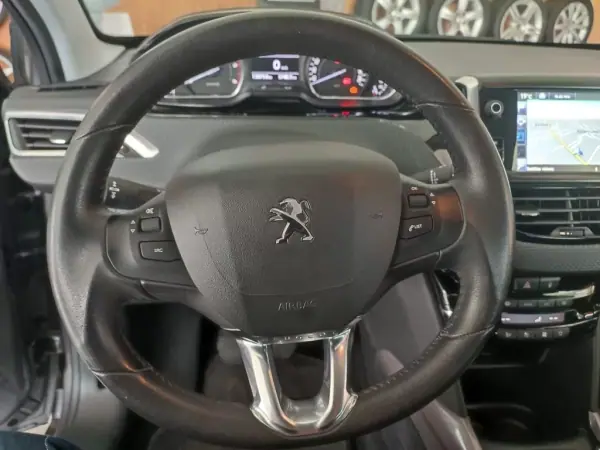 Peugeot 2008 2016 - 14900 EUR, 128000 km - AUTO.MOTO.pt - 128000km - foto 8 de 17