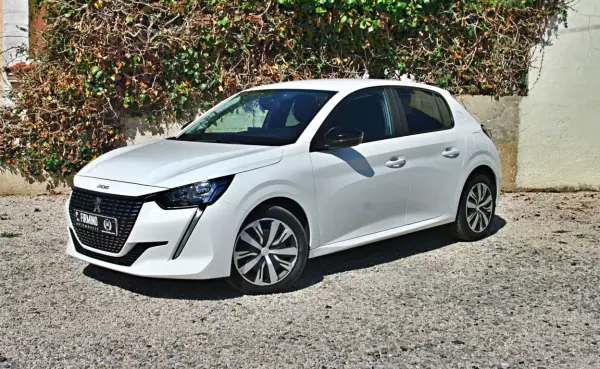 Peugeot 208 2023 - 19600 EUR, 38157 km - AUTO.MOTO.pt - 38157km - foto 2 de 32