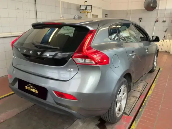 Volvo V40 2015 - 10500 EUR, 143407 km - AUTO.MOTO.pt - 143407km - foto 4 de 7