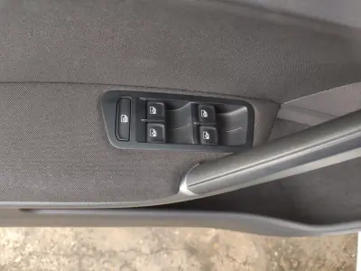 Volkswagen e-Golf 2019 - 15900 EUR, 81000 km - AUTO.MOTO.pt - 81000km - foto 12 de 26