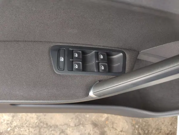 Volkswagen e-Golf 2019 - 15900 EUR, 81000 km - AUTO.MOTO.pt - 81000km - foto 12 de 26