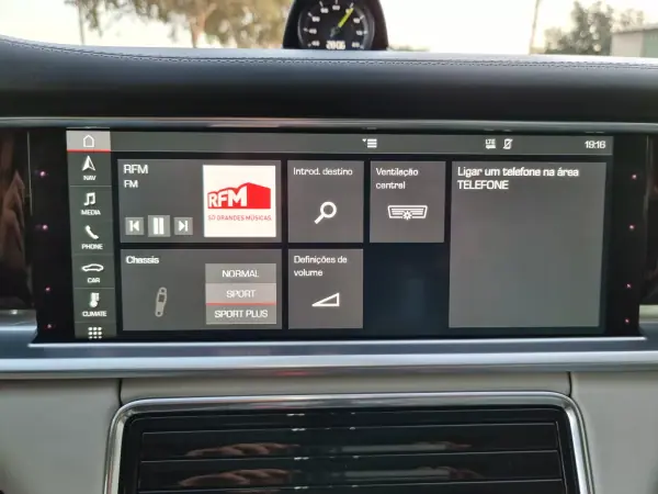 Porsche Panamera Sport Turismo 2018 - 84990 EUR, 147000 km - AUTO.MOTO.pt - 147000km - foto 12 de 50