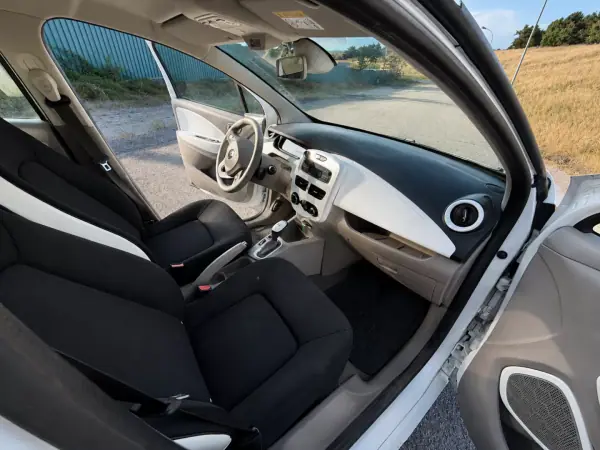 Renault Zoe 2019 - 9750 EUR, 120000 km - AUTO.MOTO.pt - 120000km - foto 6 de 7