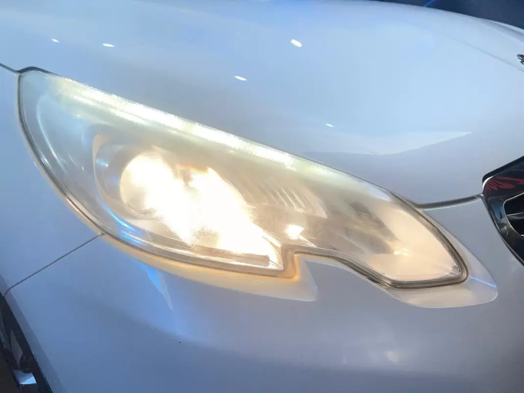 Peugeot 2008 2015 - 8500 EUR, 166000 km - AUTO.MOTO.pt - 166000km - foto 19 de 44