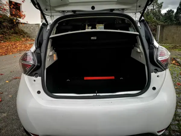 Renault Zoe 2020 - 13450 EUR, 110000 km - AUTO.MOTO.pt - 110000km - foto 14 de 16