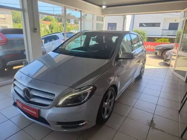 Mercedes-Benz B 180 2012 - 10990 EUR, 221000 km - AUTO.MOTO.pt - 221000km - foto 5 de 35