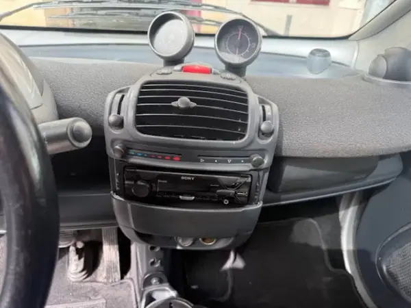 Smart Fortwo Cabrio 2004 - 4250 EUR, 122000 km - AUTO.MOTO.pt - 122000km - foto 21 de 29