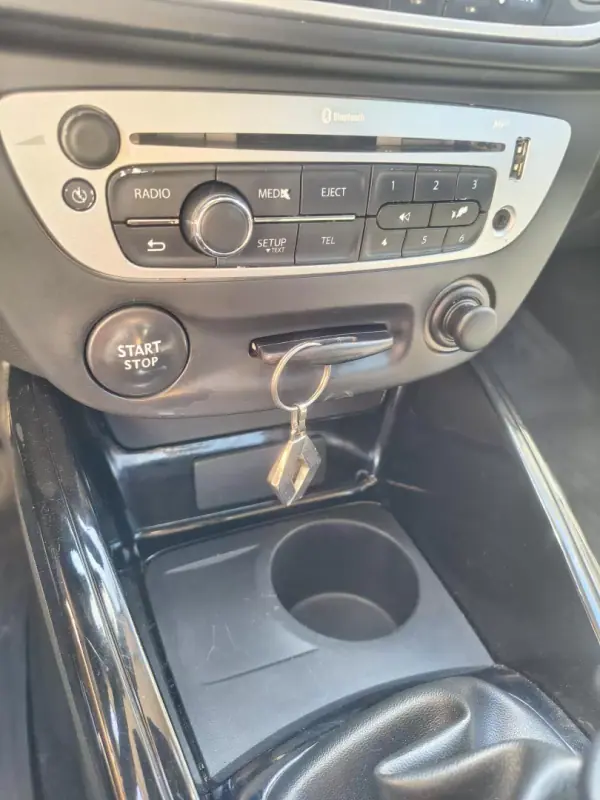 Renault Mégane 2012 - 8500 EUR, 240000 km - AUTO.MOTO.pt - 240000km - foto 15 de 26