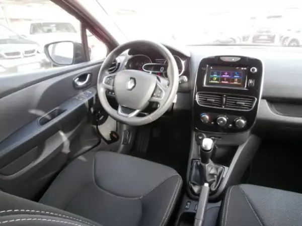 Renault Clio Sport Tourer 2019 - 10600 EUR, 193571 km - AUTO.MOTO.pt - 193571km - foto 11 de 29