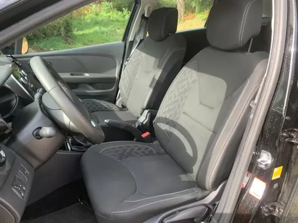Renault Clio Sport Tourer 2019 - 13999 EUR, 127245 km - AUTO.MOTO.pt - 127245km - foto 25 de 53