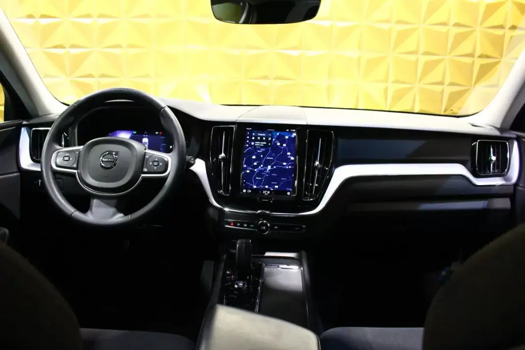 Volvo XC 60 2021 - 26900 EUR, 225000 km - AUTO.MOTO.pt - 225000km - foto 19 de 31
