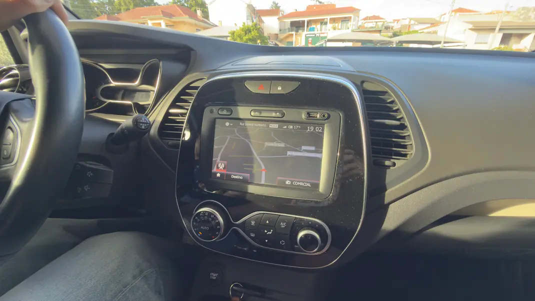 Renault Captur 2019 - 13249 EUR, 125000 km - AUTO.MOTO.pt - 125000km - foto 13 de 16
