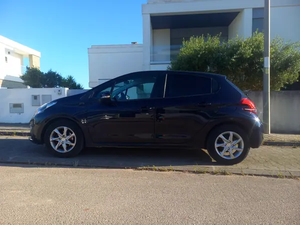 Peugeot 208 2016 - 8000 EUR, 122349 km - AUTO.MOTO.pt - 122349km - foto 3 de 6