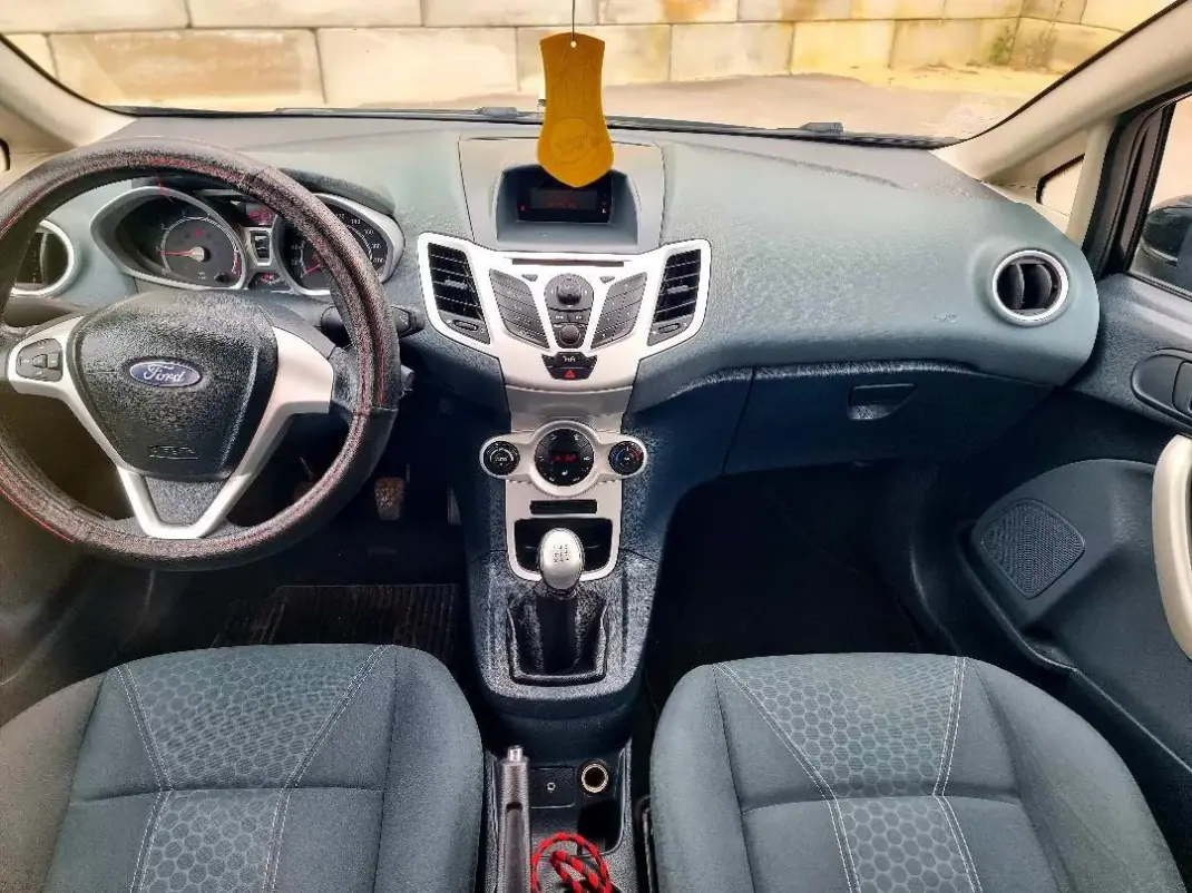 Ford Fiesta 2010 - 5900 EUR, 128980 km - AUTO.MOTO.pt - 128980km - foto 5 de 6