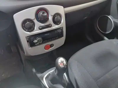 Renault Clio 2005 - 4499 EUR, 296000 km - AUTO.MOTO.pt - 296000km - foto 13 de 17