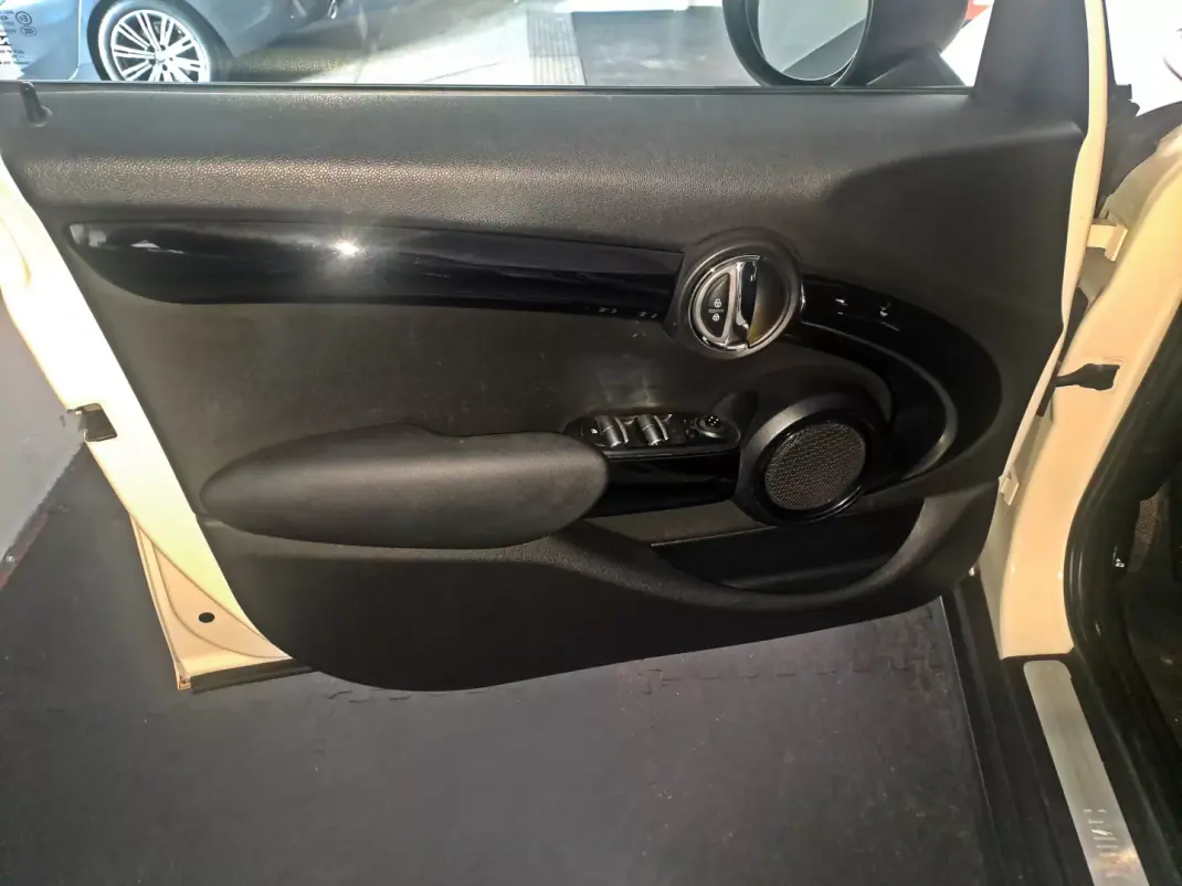 MINI 5 Portas 2015 - 12500 EUR, 130000 km - AUTO.MOTO.pt - 130000km - foto 7 de 19