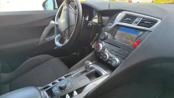 Citroën DS5 2015 - 10900 EUR, 175000 km - AUTO.MOTO.pt - 175000km - foto 3 de 17