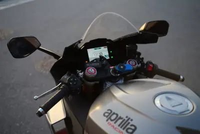Aprilia RSV 1000 R 2023 - 18750 EUR, 12000 km - AUTO.MOTO.pt - 12000km - foto 9 de 20