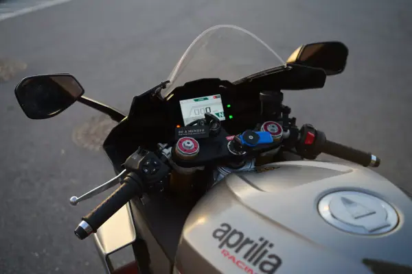 Aprilia RSV 1000 R 2023 - 18750 EUR, 12000 km - AUTO.MOTO.pt - 12000km - foto 9 de 20