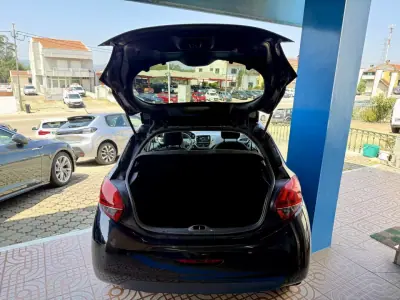 Peugeot 208 2017 - 9950 EUR, 71000 km - AUTO.MOTO.pt - 71000km - foto 23 de 24