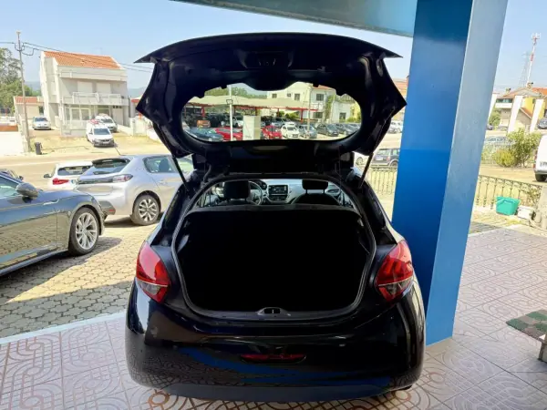 Peugeot 208 2017 - 9950 EUR, 71000 km - AUTO.MOTO.pt - 71000km - foto 23 de 24