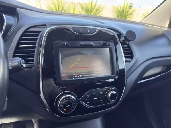 Renault Captur 2017 - 12950 EUR, 149900 km - AUTO.MOTO.pt - 149900km - foto 10 de 12