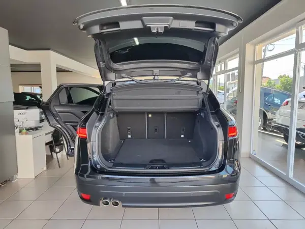 Jaguar F-Pace 2017 - 19750 EUR, 156000 km - AUTO.MOTO.pt - 156000km - foto 17 de 43