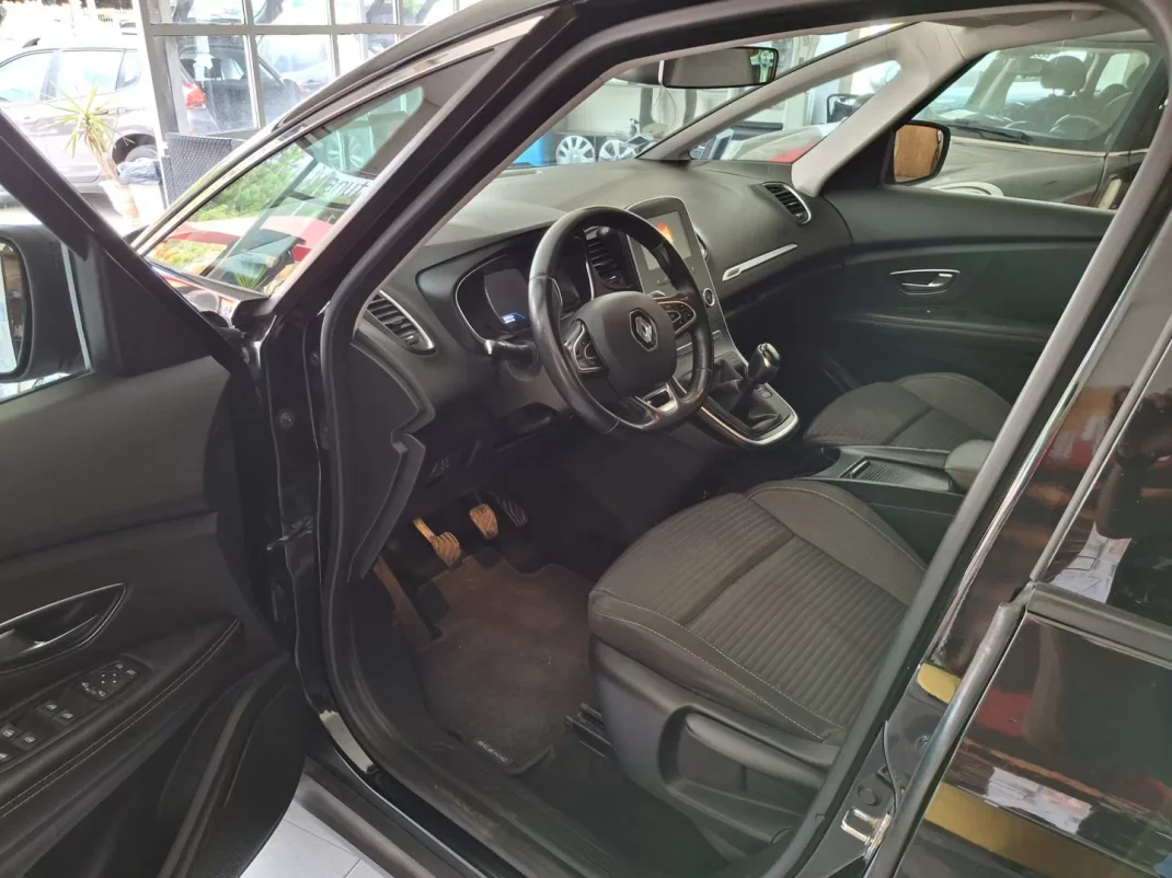 Renault Grand Scénic 2019 - 16700 EUR, 173000 km - AUTO.MOTO.pt - 173000km - foto 8 de 18