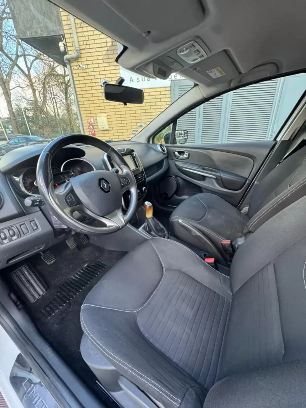 Renault Clio Sport Tourer 2016 - 8900 EUR, 219000 km - AUTO.MOTO.pt - 219000km - foto 6 de 7