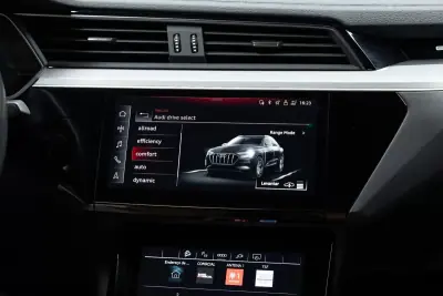 Audi Q8 e-Tron Sportback 2023 - 49950 EUR, 55000 km - AUTO.MOTO.pt - 55000km - foto 37 de 54