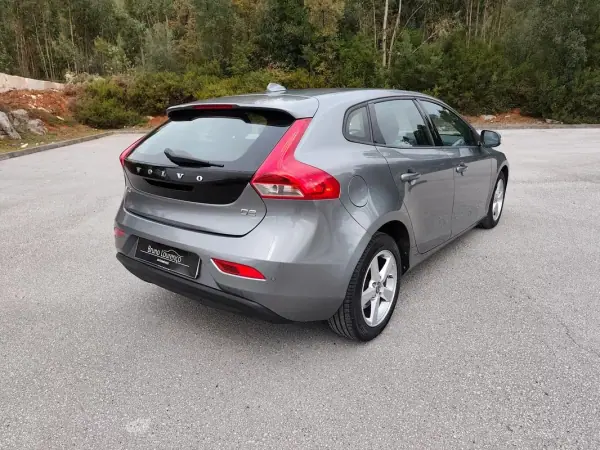 Volvo V40 2014 - 9900 EUR, 177500 km - AUTO.MOTO.pt - 177500km - foto 18 de 19