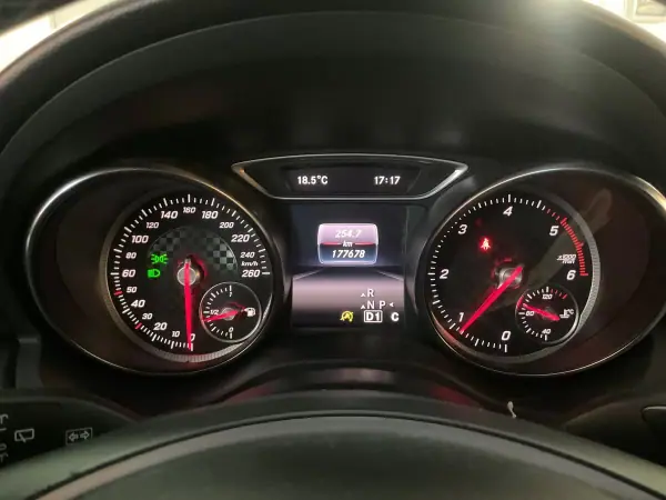 Mercedes-Benz A 180 2016 - 15750 EUR, 177800 km - AUTO.MOTO.pt - 177800km - foto 8 de 10