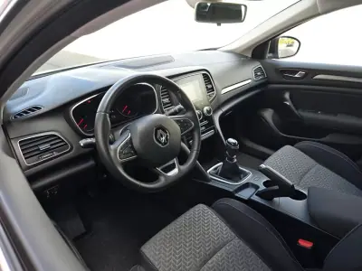 Renault Mégane 2021 - 15400 EUR, 63000 km - AUTO.MOTO.pt - 63000km - foto 13 de 30