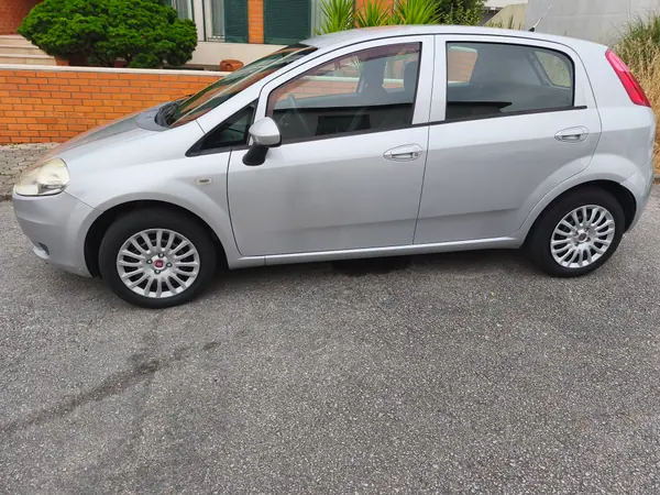 Fiat Grande Punto 2010 - 3950 EUR, 138000 km - AUTO.MOTO.pt - 138000km - foto 6 de 6