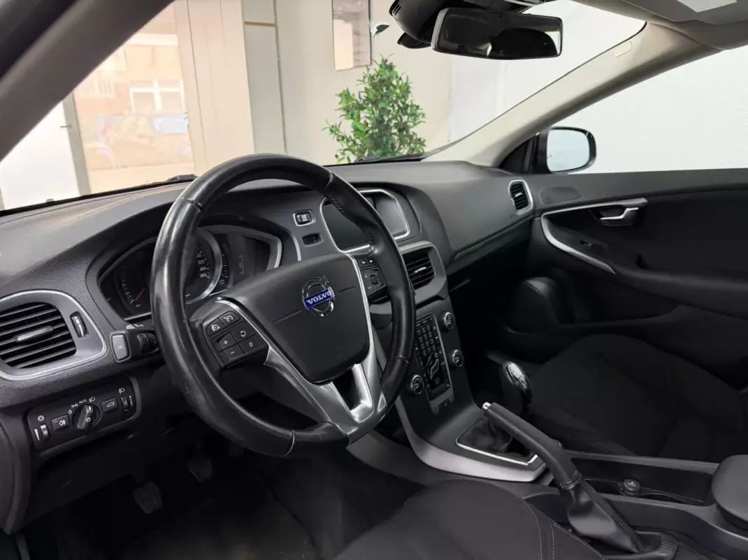 Volvo V40 2015 - 10990 EUR, 187405 km - AUTO.MOTO.pt - 187405km - foto 9 de 18