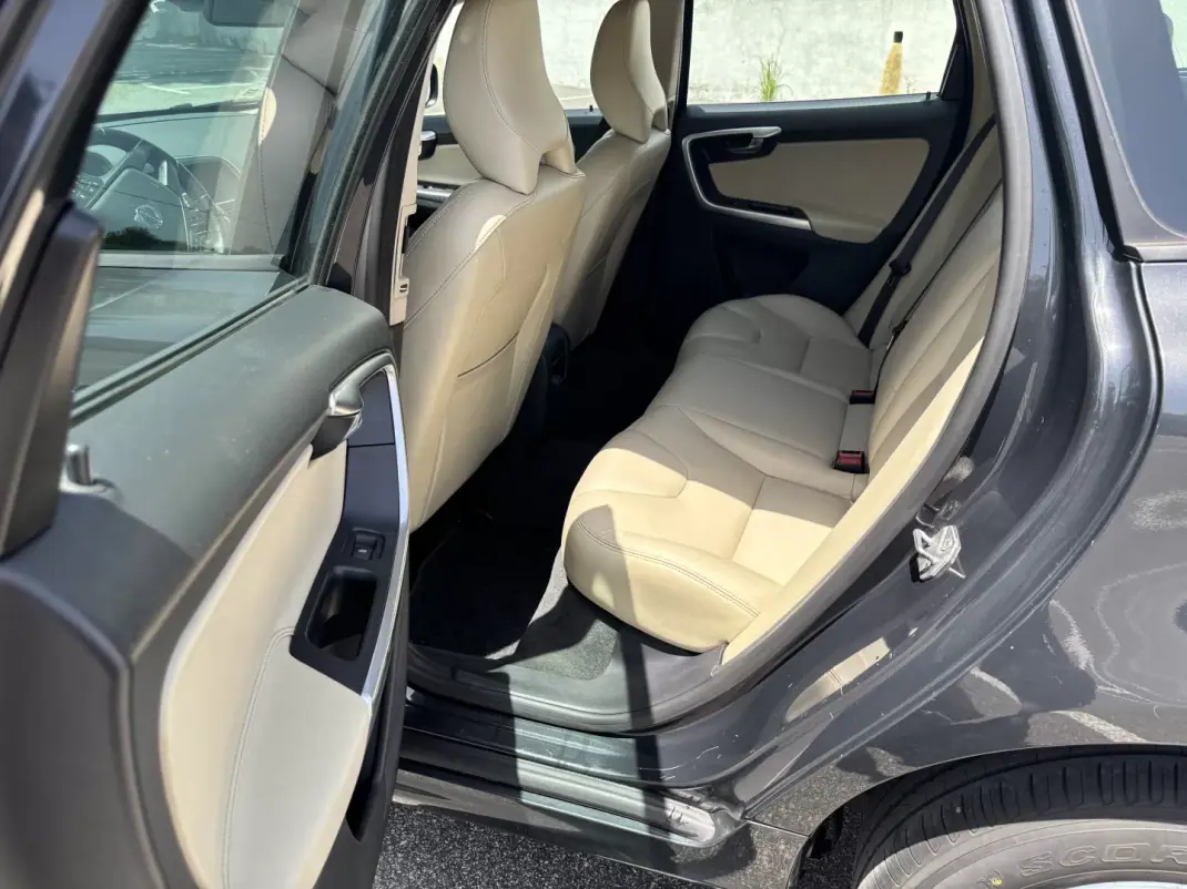 Volvo XC 60 2017 - 13500 EUR, 298900 km - AUTO.MOTO.pt - 298900km - foto 5 de 12