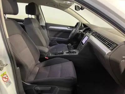 Volkswagen Passat Variant 2019 - 15750 EUR, 257000 km - AUTO.MOTO.pt - 257000km - foto 14 de 33